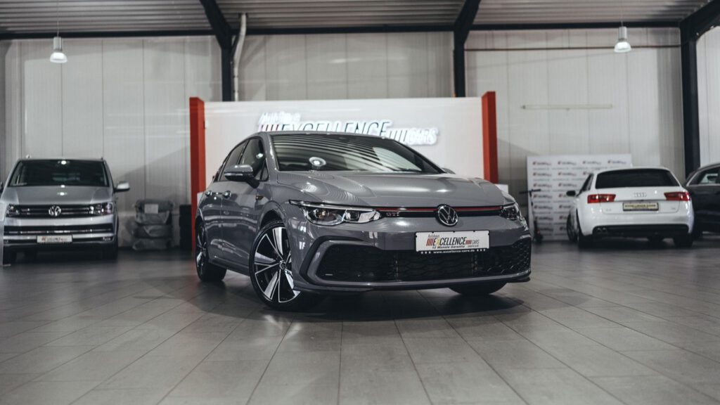 Neuwagen im hellen Ausstellungsraum eines Autohauses