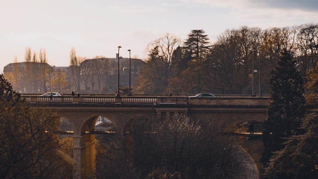 Brücke in Luxemburg-Stadt mit fahrenden Autos im Abendlicht