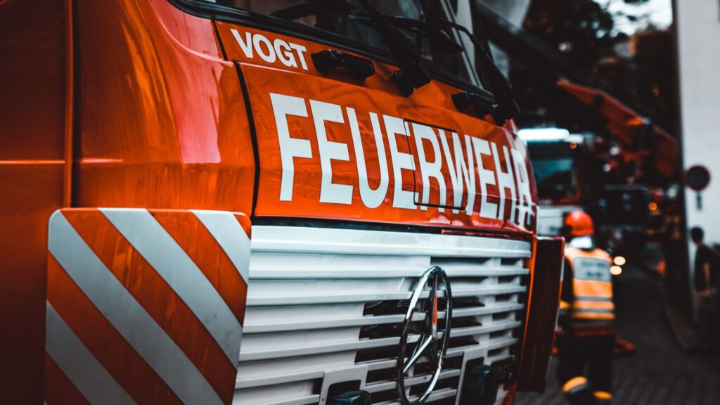 Nahaufnahme eines roten Feuerwehrfahrzeugs mit Aufschrift Feuerwehr in Bern