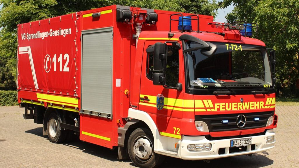 Roter Gerätewagen der Feuerwehr der Verbandsgemeinde Sprendlingen-Gensingen