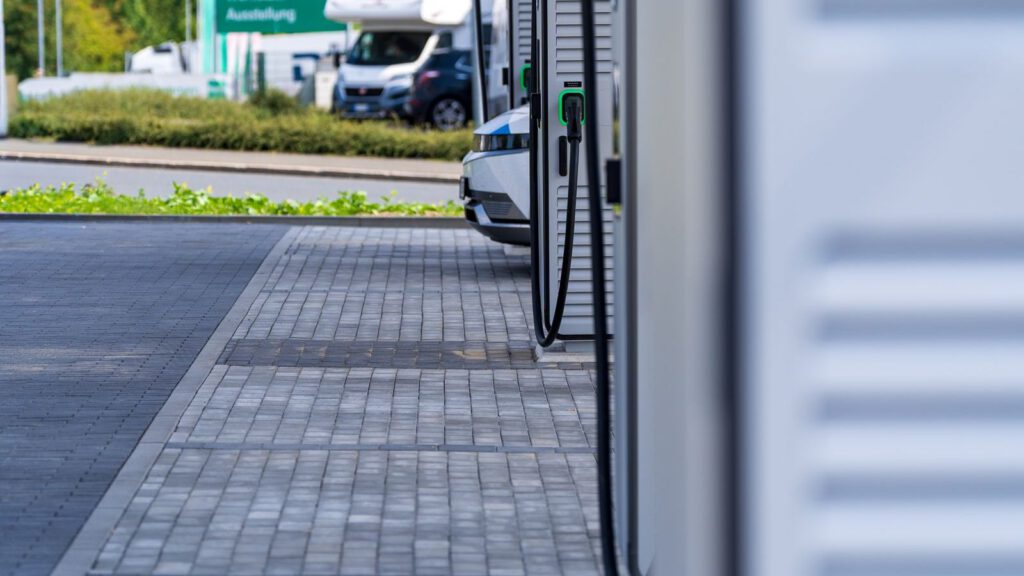 Ladesäulen für Elektroautos an einem Parkplatz