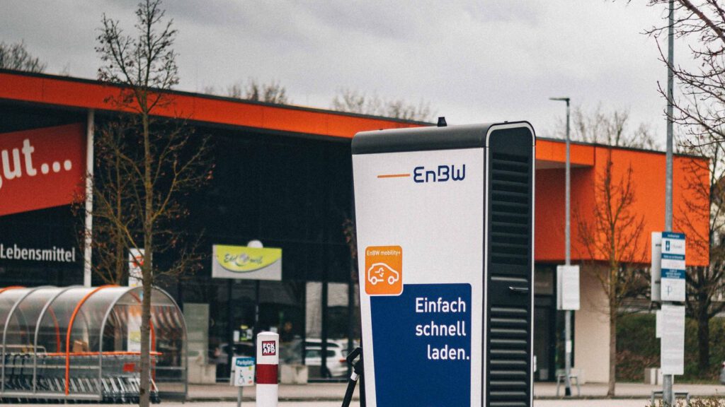 Schnellladesäule für Elektroautos auf dem Parkplatz eines Supermarkts