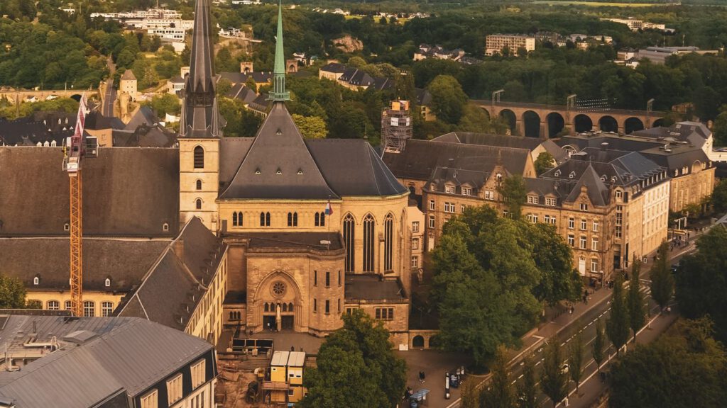 Luftbild von Luxemburg-Stadt mit historischer Kirche und Altstadt
