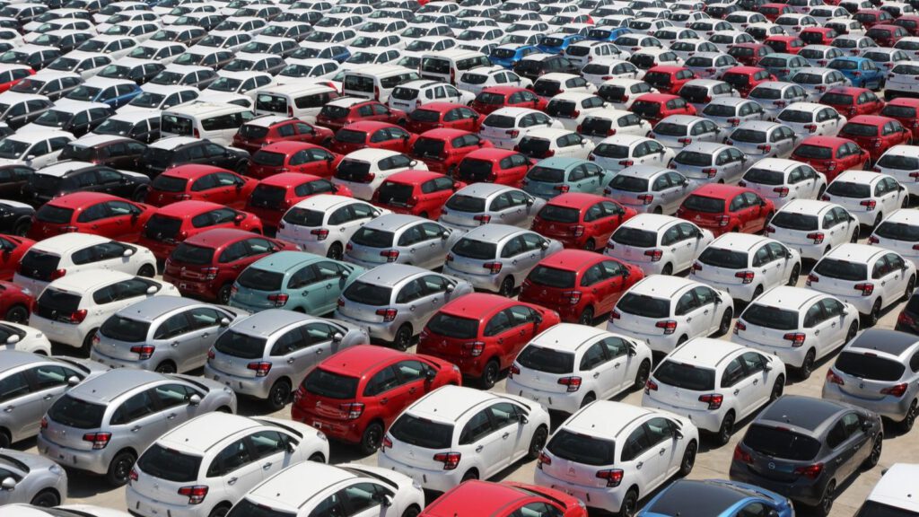 Draufsicht auf eng in Reihen abgestellte Autos in vielen Farben