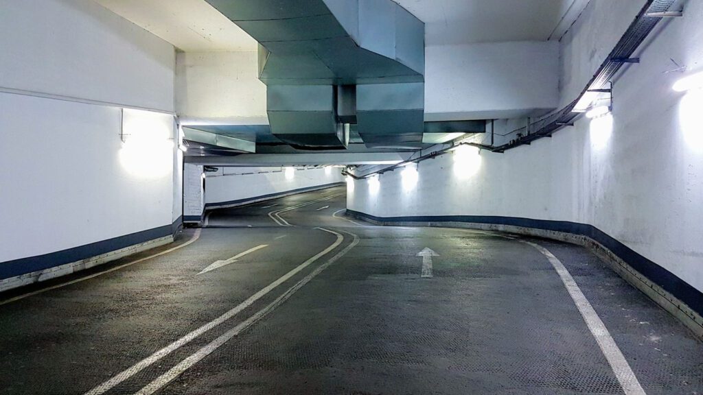 Hell beleuchtete Fahrgasse einer Tiefgarage