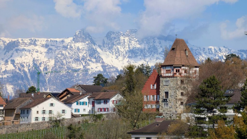 Häuser in Vaduz vor schneebedeckten Bergen